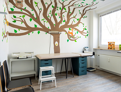 kinderarzt-wiesbaden-behandlungsraum-baum