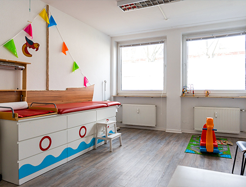 kinderarzt-wiesbaden-behandlungsraum-boot