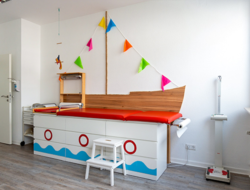 kinderarzt-wiesbaden-behandlungsraum-kinder