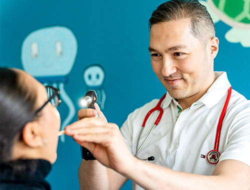 kinderarzt-wiesbaden-karriere-untersuchung