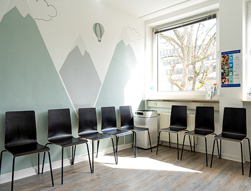 kinderarzt-wiesbaden-wartezimmer-berge